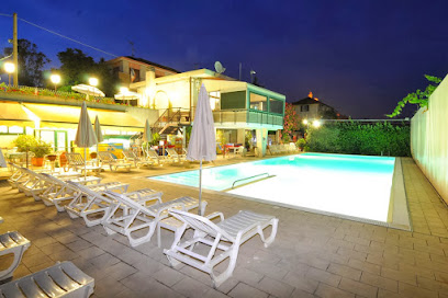 AF1QipM Ic3lqqMRPTH16MBwI4VJmZqXQnXV5PE7x8VDw408 h272 k no